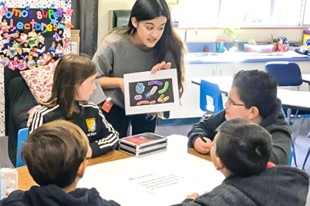 Nuestra Ciencia researcher with elementary students