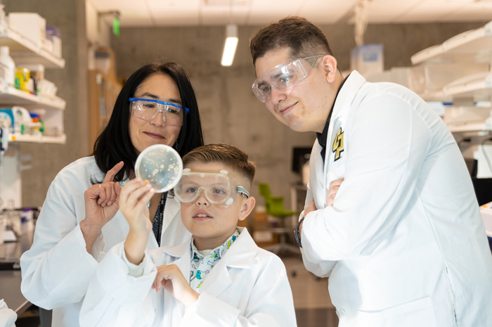 Nuestra Ciencia researchers with elementary student