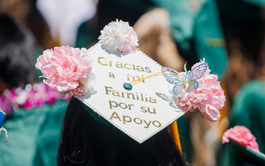 Graduation cap with thank you message in Spanish