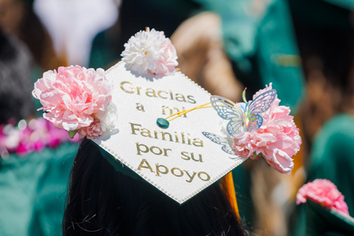 Graduation cap with thank you message in Spanish