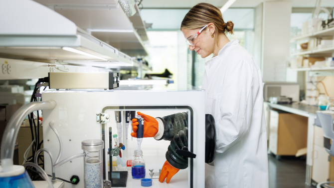 Cal Poly student in CAB Lab doing undergraduate research.